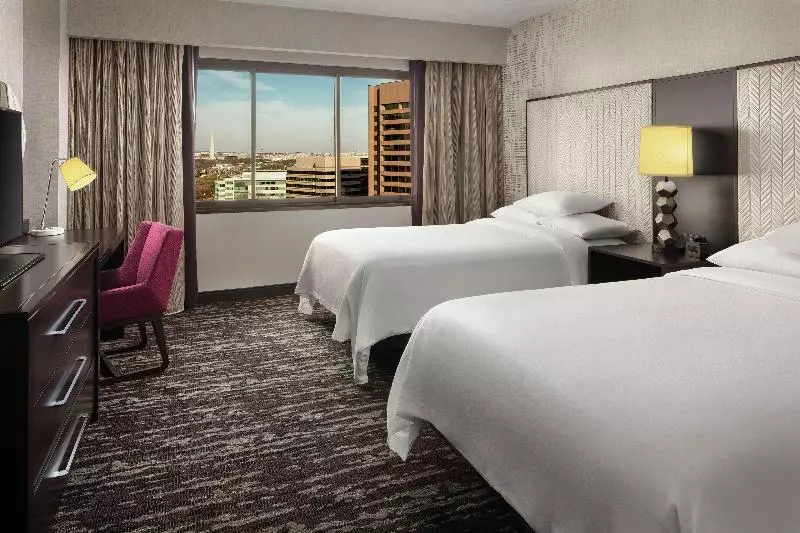 سوئیت با چشمانداز, Embassy Suites By Hilton Crystal City National Airport