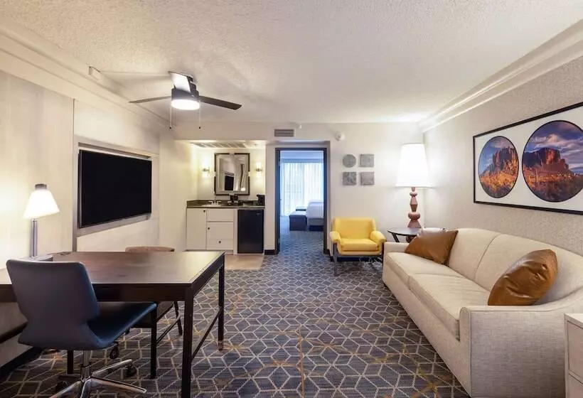 スイート, Embassy Suites By Hilton Phoenix Biltmore