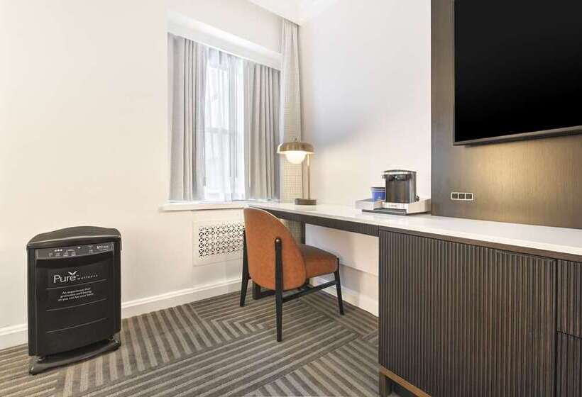 מיטת קינג בסוויטה, Embassy Suites By Hilton Phoenix Biltmore