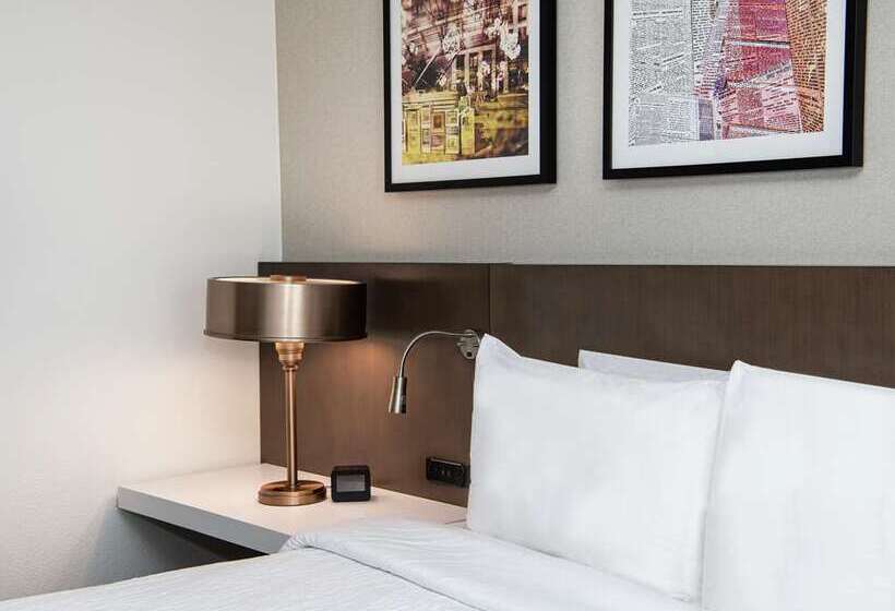 מיטת קינג בסוויטה, Embassy Suites By Hilton Phoenix Biltmore