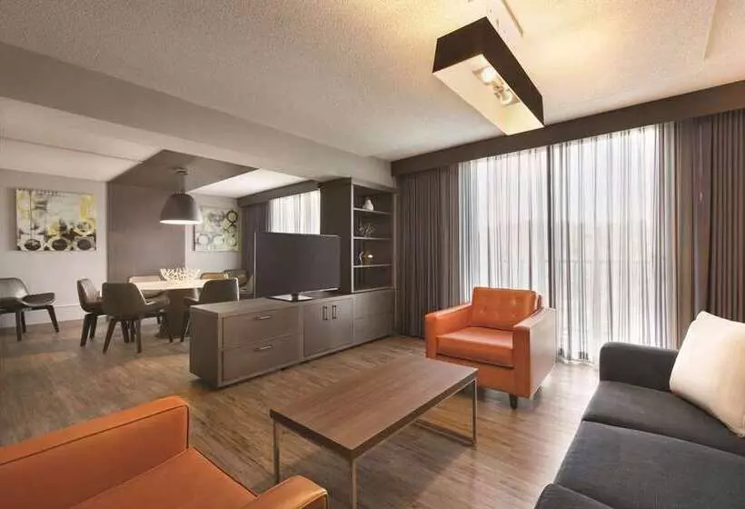 キングサイズベッドのスイートルーム, Embassy Suites By Hilton Richmond