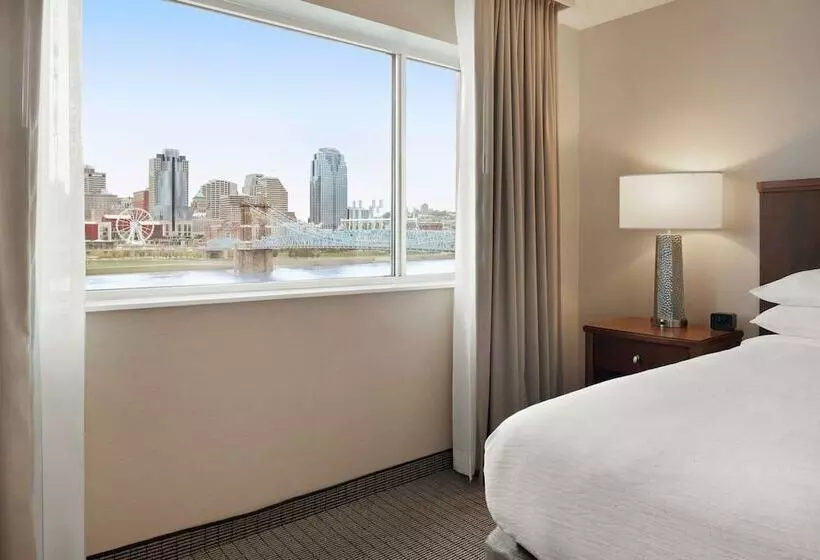 リバービュースイート, Embassy Suites By Hilton Cincinnati Rivercenter