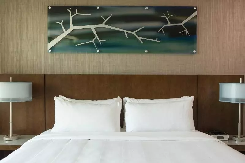 キングサイズベッドのスタンダードルーム, Falls Church Marriott Fairview Park