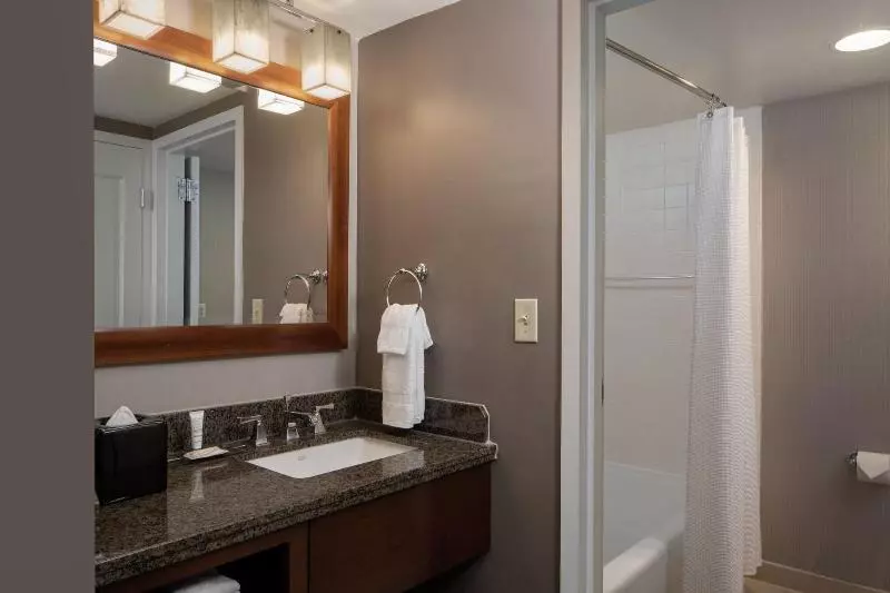 キングサイズベッドのスタンダードルーム, Falls Church Marriott Fairview Park
