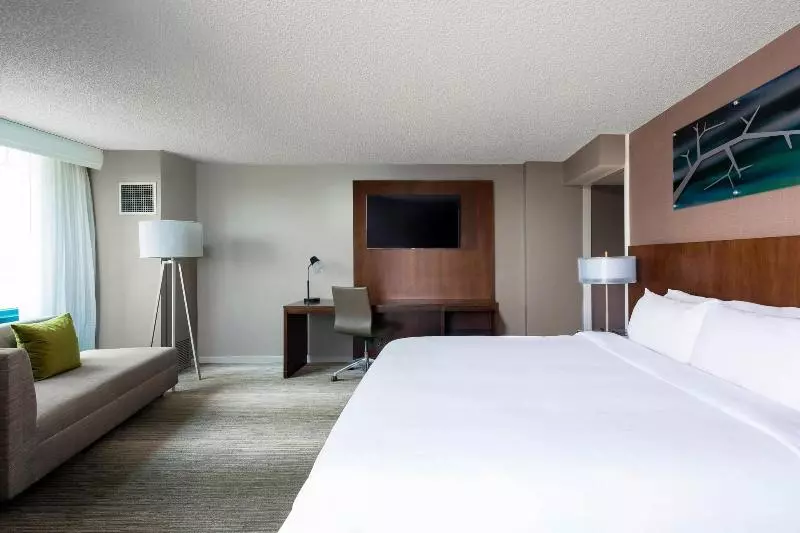 キングサイズベッドのスタンダードルーム, Falls Church Marriott Fairview Park