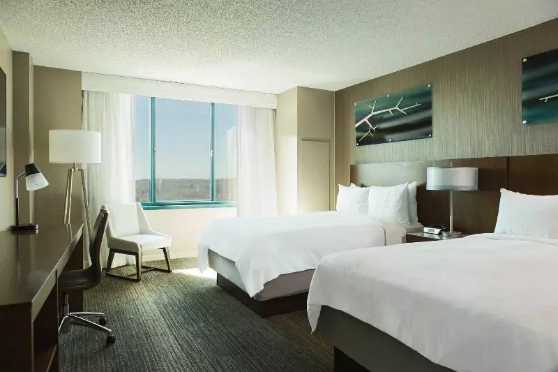 キングサイズベッドのスタンダードルーム, Falls Church Marriott Fairview Park