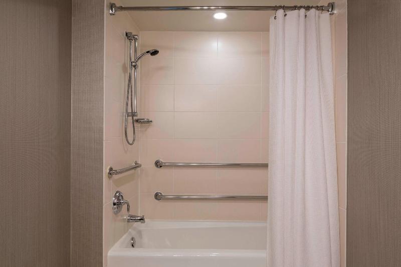 غرفة قياسية سرير كينج, Falls Church Marriott Fairview Park