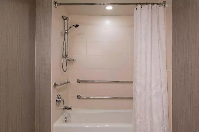 キングサイズベッドのスタンダードルーム, Falls Church Marriott Fairview Park