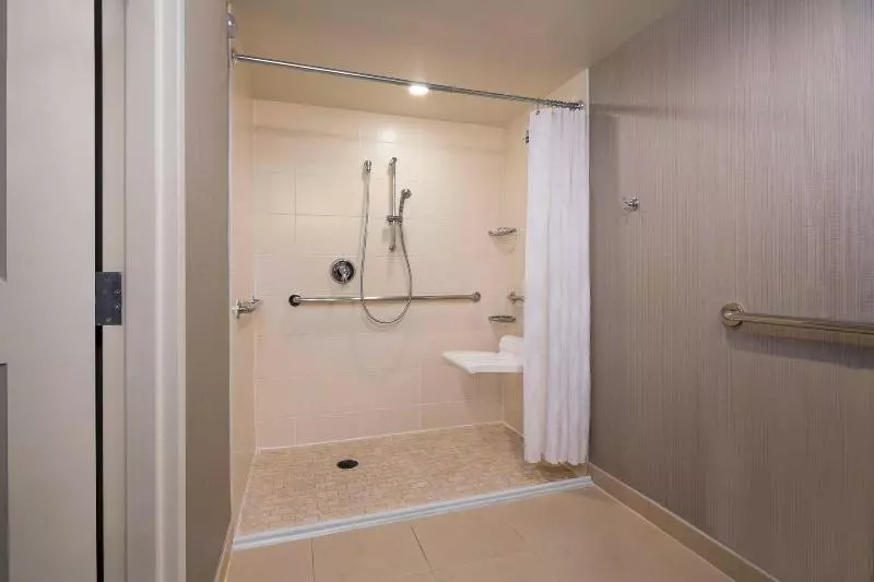 キングサイズベッドのスタンダードルーム, Falls Church Marriott Fairview Park