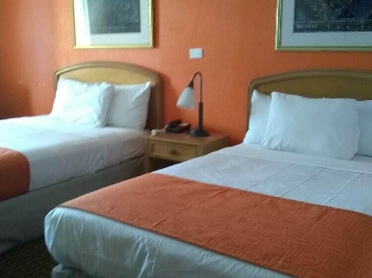 带2个双人床的标准工作室, Howard Johnson By Wyndham Virginia Beach