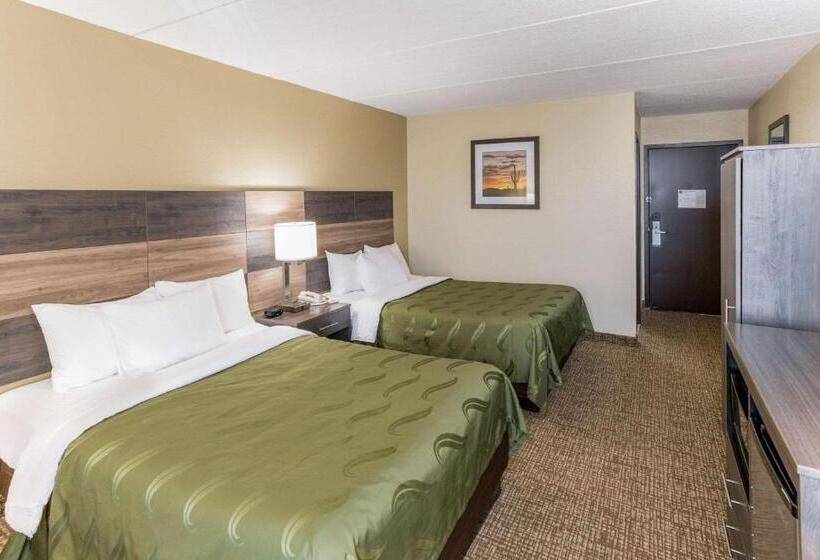 带2个双人床的标准工作室, Quality Inn & Suites