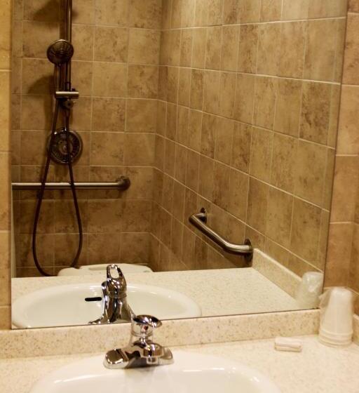 جناح جونيور عائلى, The Driftwood Lodge