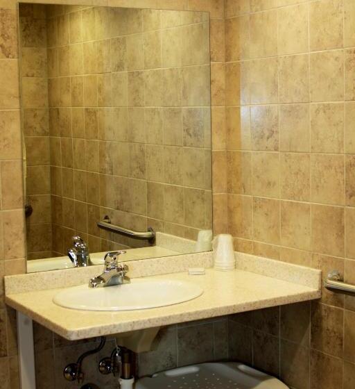 جناح جونيور عائلى, The Driftwood Lodge