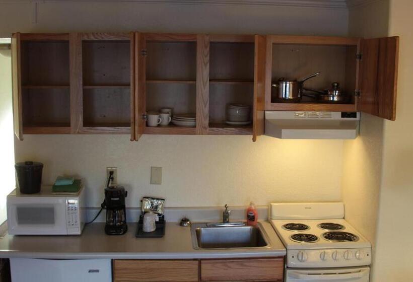 جناح جونيور عائلى, The Driftwood Lodge