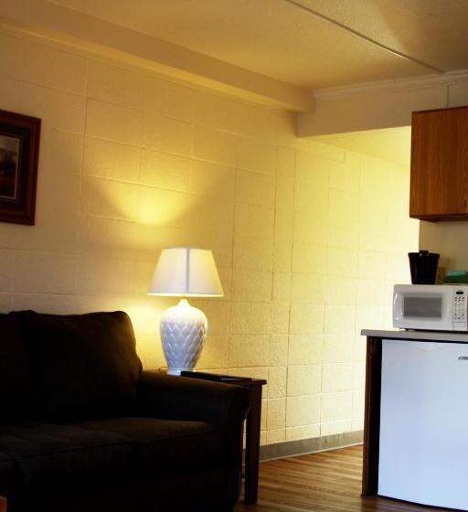 جناح جونيور عائلى, The Driftwood Lodge