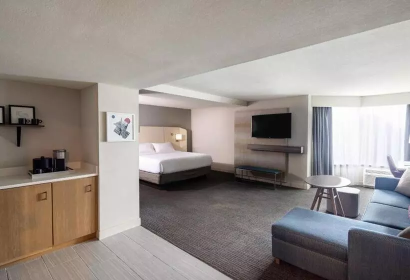 キングサイズベッドのジュニアスイート, Crowne Plaza Atlanta Ne   Norcross