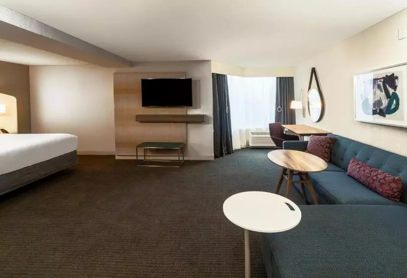 キングサイズベッドのジュニアスイート, Crowne Plaza Atlanta Ne   Norcross