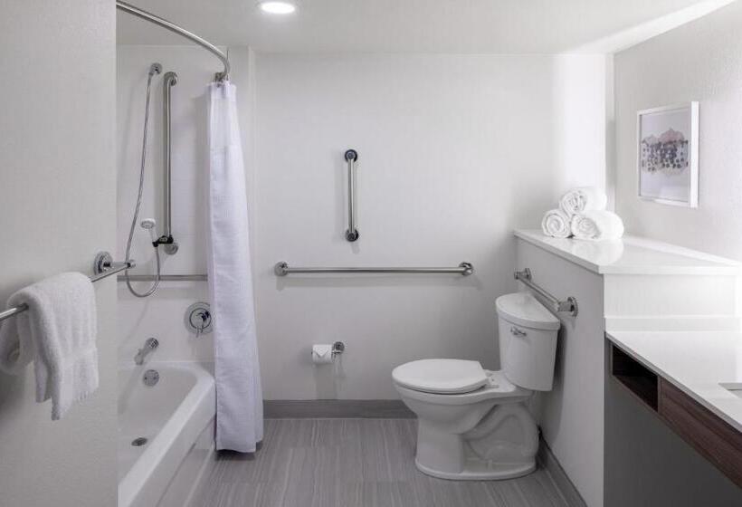 غرفة قياسية سرير كينج لذوى الإحتياجات الخاصة, Crowne Plaza Atlanta Ne   Norcross