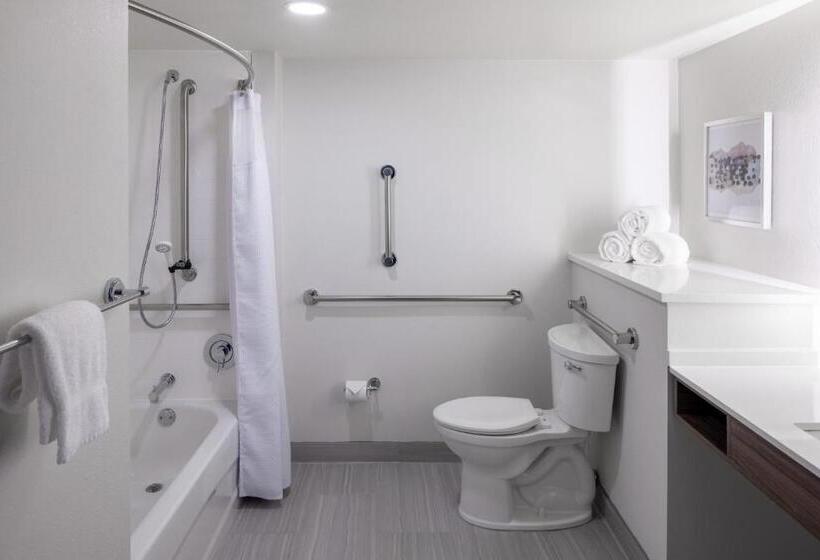 غرفة قياسية سرير كينج لذوى الإحتياجات الخاصة, Crowne Plaza Atlanta Ne   Norcross