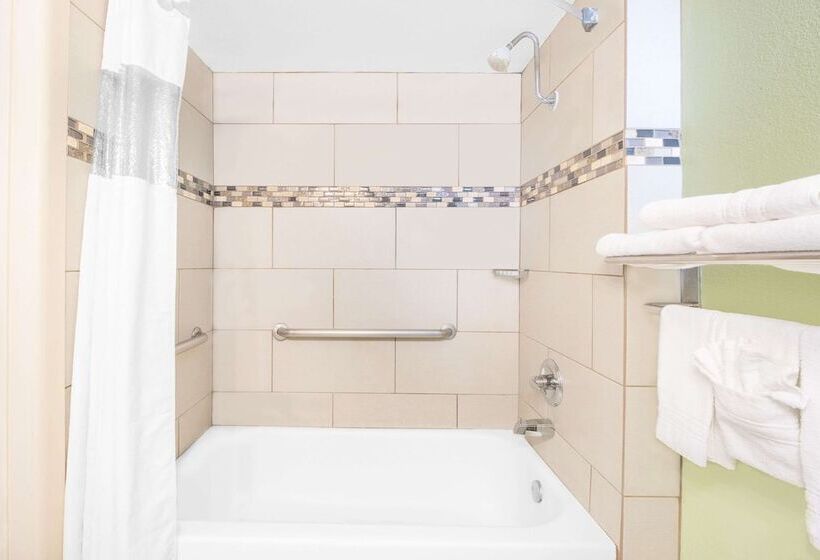 ２ダブルベッドのスタンダードルーム, Days Inn By Wyndham Roswell