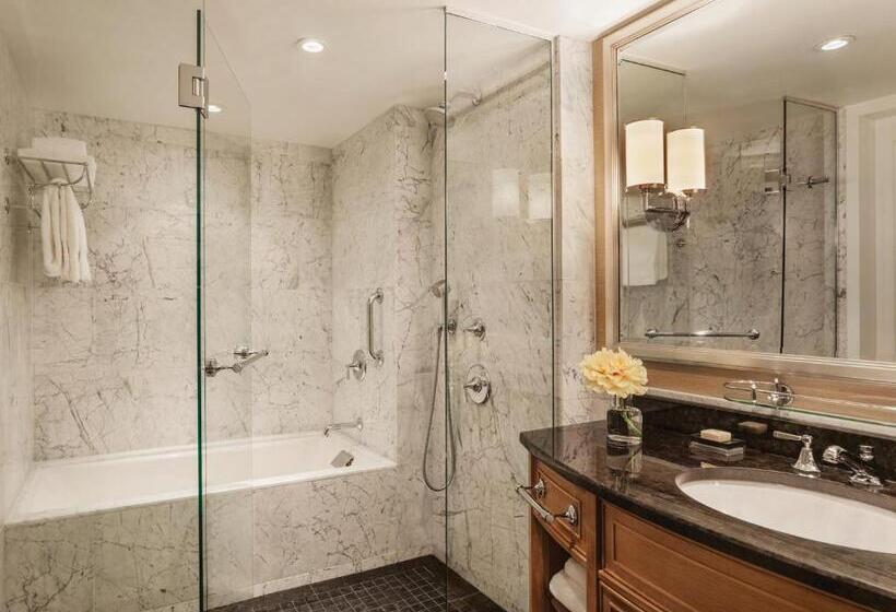Номер Deluxe, Four Seasons  Boston