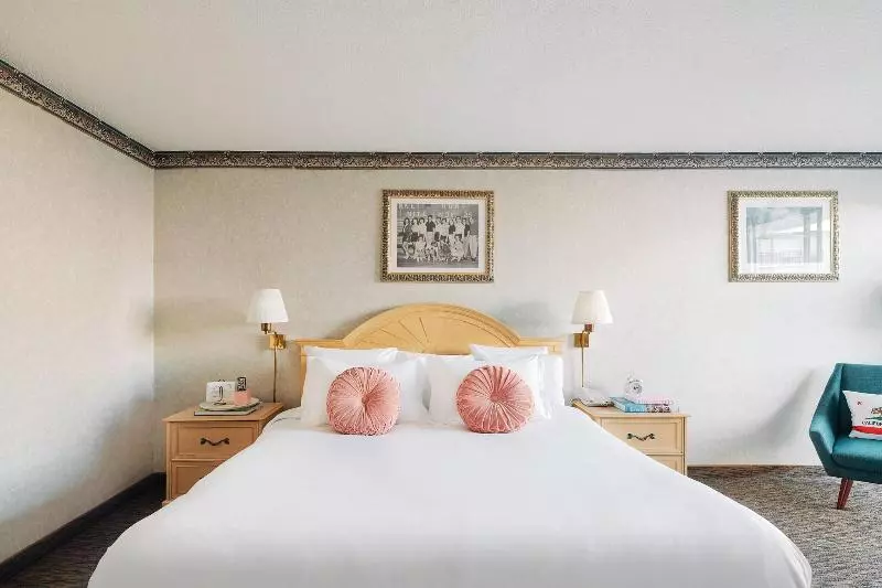 اتاق لوکس با تخت بزرگ, Glendale Express Hotel Los Angeles