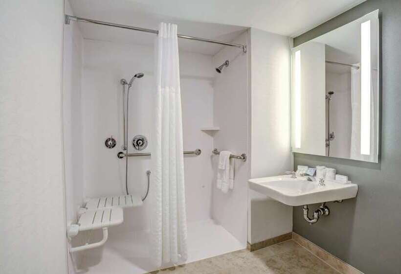 キングサイズベッドのスタンダードルーム, Hilton Charlotte University Place