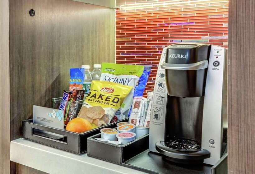 キングサイズベッドのスタンダードルーム, Hilton Charlotte University Place