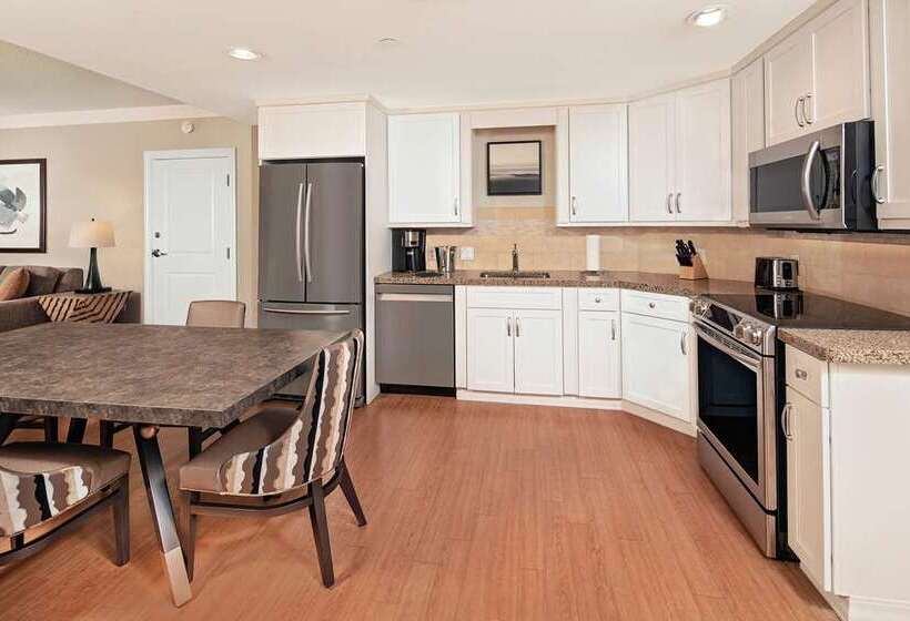 キングサイズベッドのスタンダードルーム, Hilton Charlotte University Place