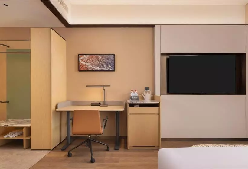 اتاق استاندارد با تخت بزرگ, Hilton Charlotte University Place