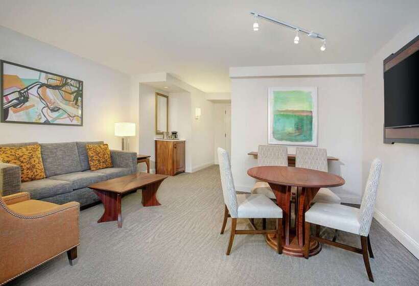 מיטת קינג בסוויטה, Hilton Greenville