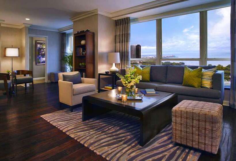 מיטת קינג בסוויטה, Hilton Greenville