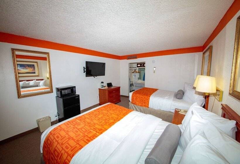 带2个双人床的标准工作室, Howard Johnson By Wyndham Gallup