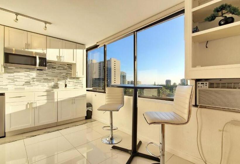 דירת חדר נוף לבריכה, Waikiki Monarch