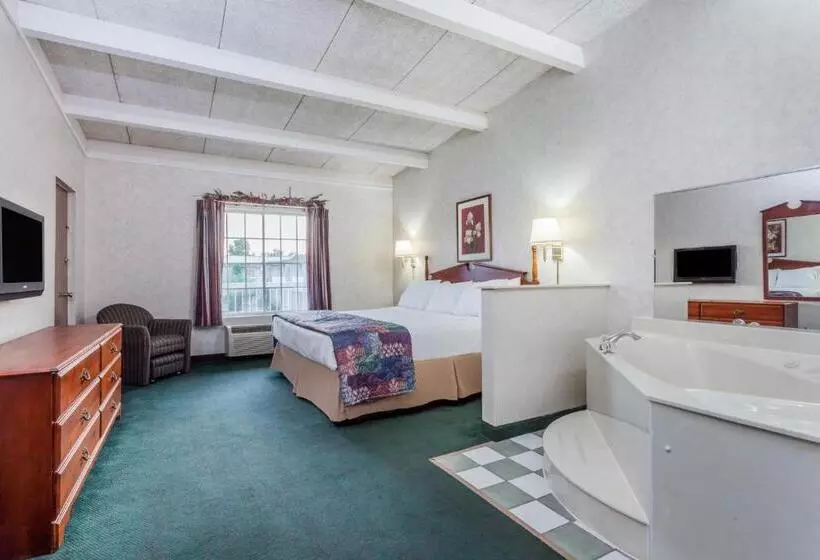 Deluxe Suite King Bed, Days Inn & Suites By Wyndham Lexington