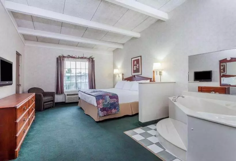 Deluxe Suite King Bed, Days Inn & Suites By Wyndham Lexington