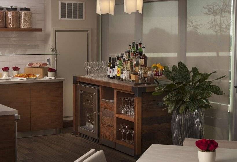 Номер Клуб, Hyatt Regency Sacramento