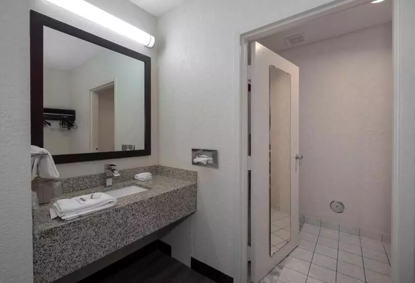 障害者適応デラックスルーム, Red Roof Inn Warrenton