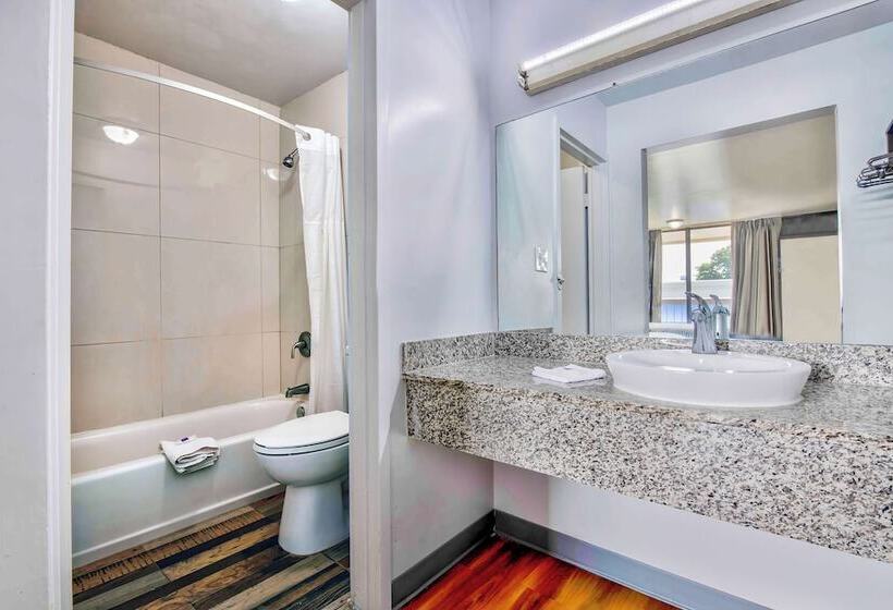 غرفه قياسيه سريرين مزدوجين, Motel 6conyers, Ga