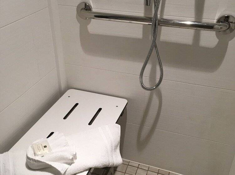 身障者適用スイートルーム, Crowne Plaza Ventura Beach, An Ihg