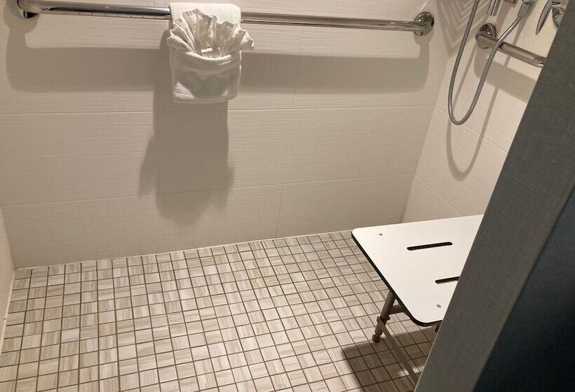 身障者適用スイートルーム, Crowne Plaza Ventura Beach, An Ihg