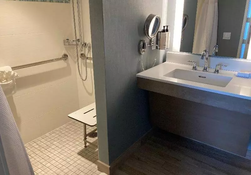身障者適用スイートルーム, Crowne Plaza Ventura Beach, An Ihg