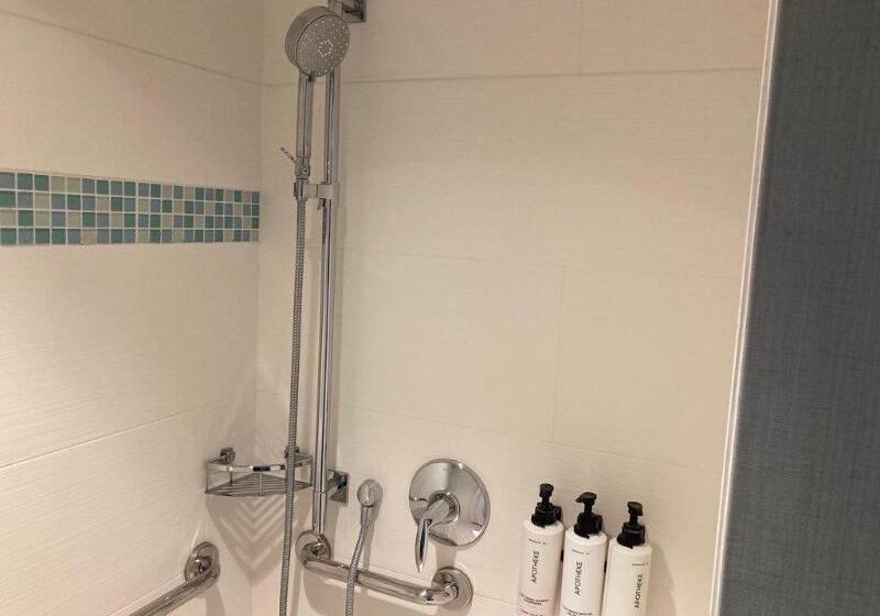 身障者適用スイートルーム, Crowne Plaza Ventura Beach, An Ihg