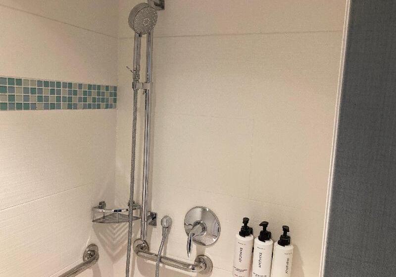 身障者適用スイートルーム, Crowne Plaza Ventura Beach, An Ihg