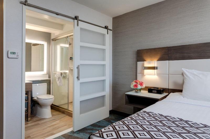 스탠다드 룸 킹사이즈 침대, Crowne Plaza Ventura Beach, An Ihg