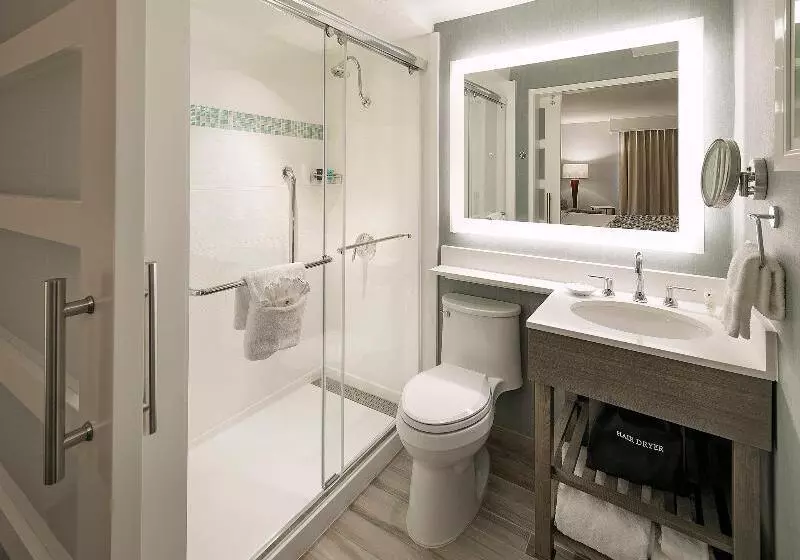 キングサイズベッドのスタンダードルーム, Crowne Plaza Ventura Beach, An Ihg