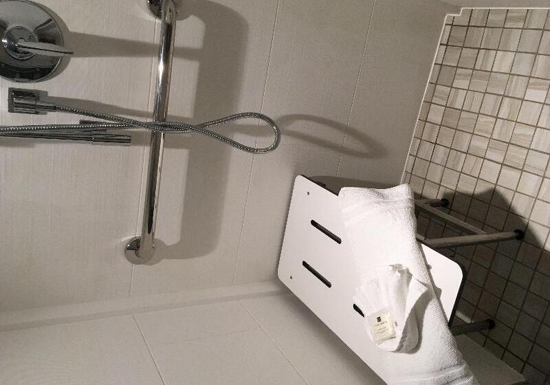 身障者適用スイートルーム, Crowne Plaza Ventura Beach, An Ihg