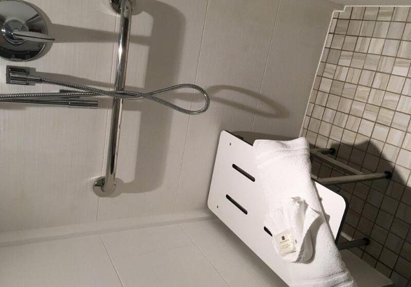 身障者適用スイートルーム, Crowne Plaza Ventura Beach, An Ihg
