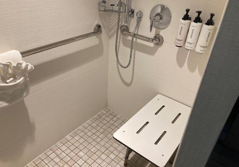 身障者適用スイートルーム, Crowne Plaza Ventura Beach, An Ihg