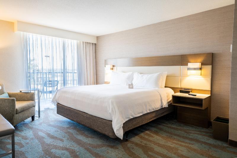 キングサイズベッドのスタンダードルーム, Crowne Plaza Ventura Beach, An Ihg